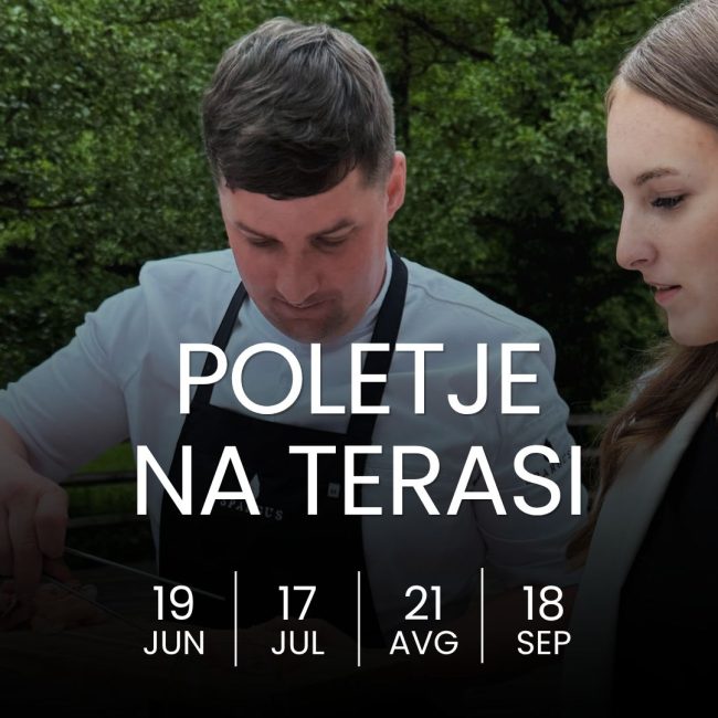 Poletni promocijski plakat za dogodek Poletje na terasi v Gastužu. Na fotografiji so gostje ob sproščenem druženju na terasi ob vinu in hrani, v ozadju chef pripravlja jedi. Dizajn vključuje termine poletnih dogodkov, elegantno tipografijo in besedilo vino, hrana, glasba. Ambient je topel, sproščen in butičen v objemu Žičke kartuzije.
