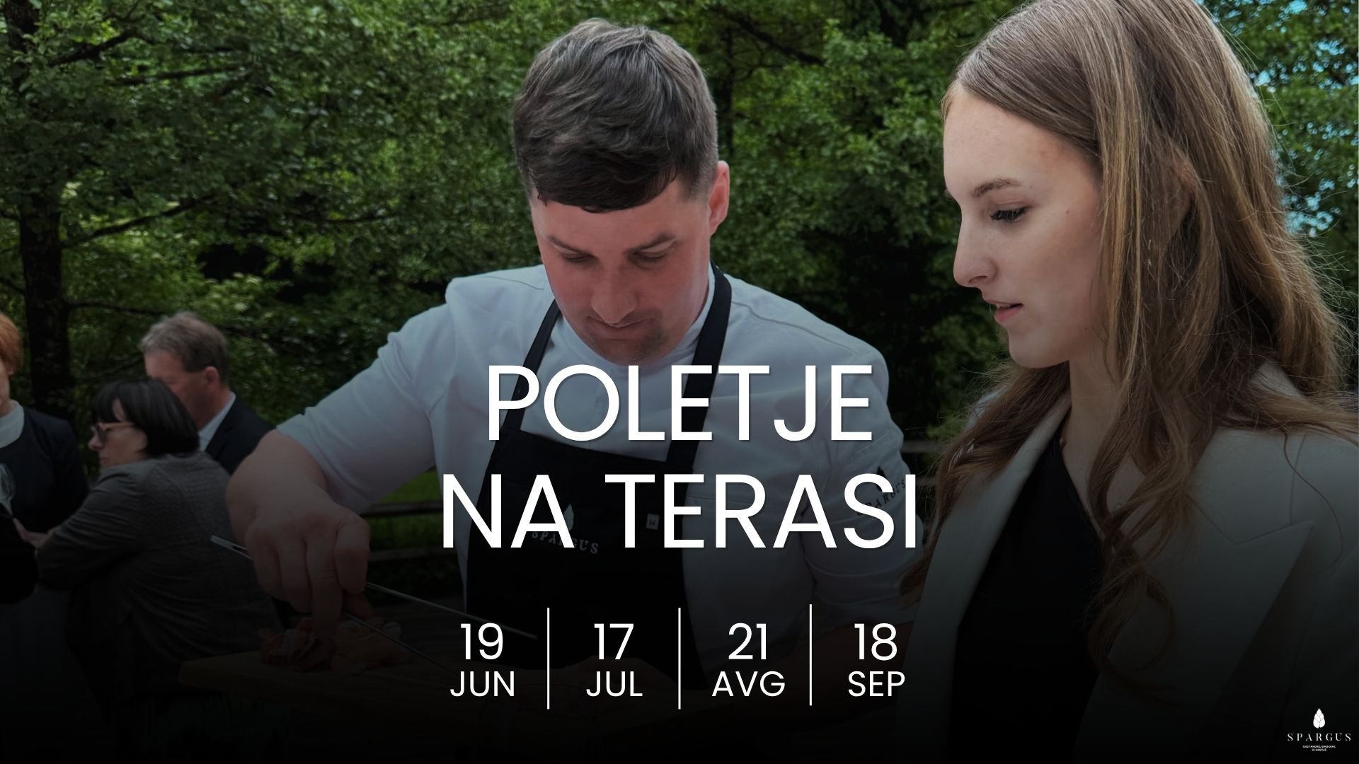 Poletni promocijski plakat za dogodek Poletje na terasi v Gastužu. Na fotografiji so gostje ob sproščenem druženju na terasi ob vinu in hrani, v ozadju chef pripravlja jedi. Dizajn vključuje termine poletnih dogodkov, elegantno tipografijo in besedilo vino, hrana, glasba. Ambient je topel, sproščen in butičen v objemu Žičke kartuzije.